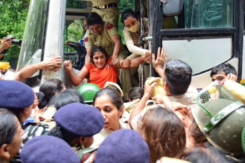 Wrestler Sangeeta Punia being forcefully detained by cops in Delhi. [Photo: Twitter/ SakshiMalik]